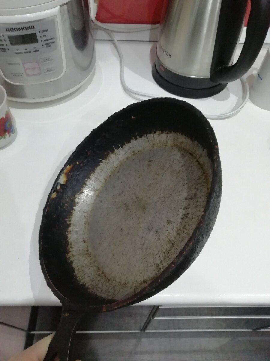 Как отмыть старую сковородку. Чугунная сковорода отмытая. Нагар на сковороде. Чугунная сковорода отмытая. Сковорода от нагара.