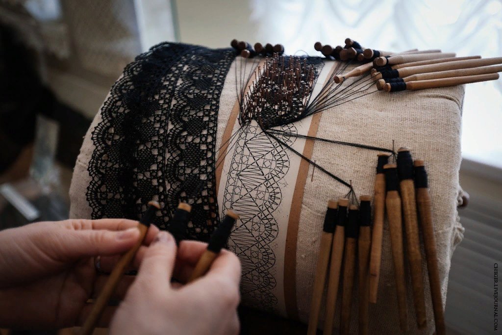 инструменты для кружевоплетения. вологодское кружевоплетение на коклюшках. кружево вологды 19 век. вологодские кружева рассказ. вологодское кружевоплетение вологодское кружево.