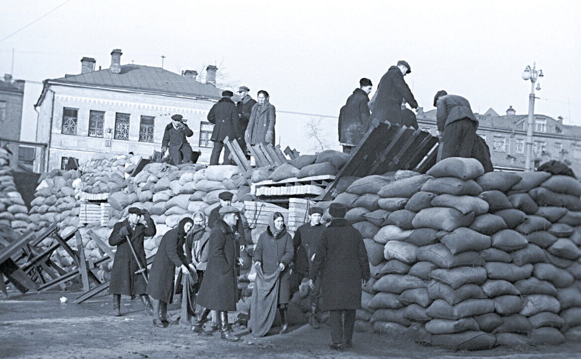 15 октября 1941 столица. Баррикады в Москве 1941. Баррикады на улицах Москвы 1941. Баррикады в Москве 1941 год. Осадная Москва 1941.