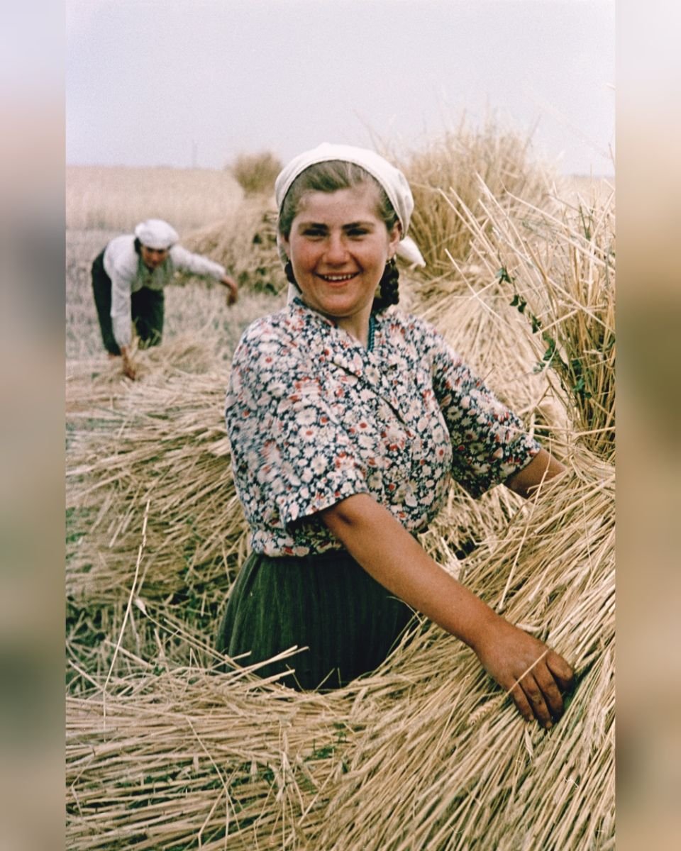 ксюша егорова фотомодель барышня крестьянка. девочка колхозница руки. девочка колхозница руки. руки вверх девочки колхозницы. девочка колхозница руки.