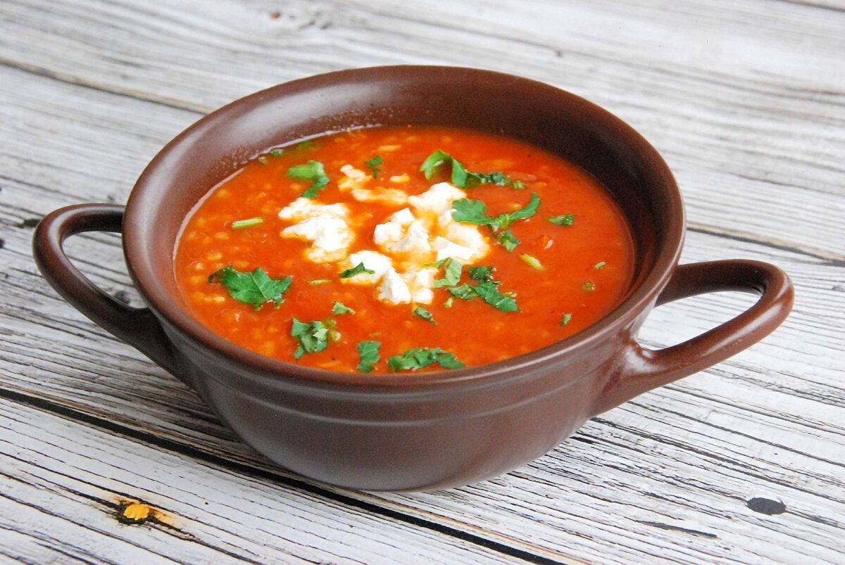 Суп фасолевый овощной. Томатный панир шорба. Томатный суп. Томатный суп без мяса. Таматар шорба.