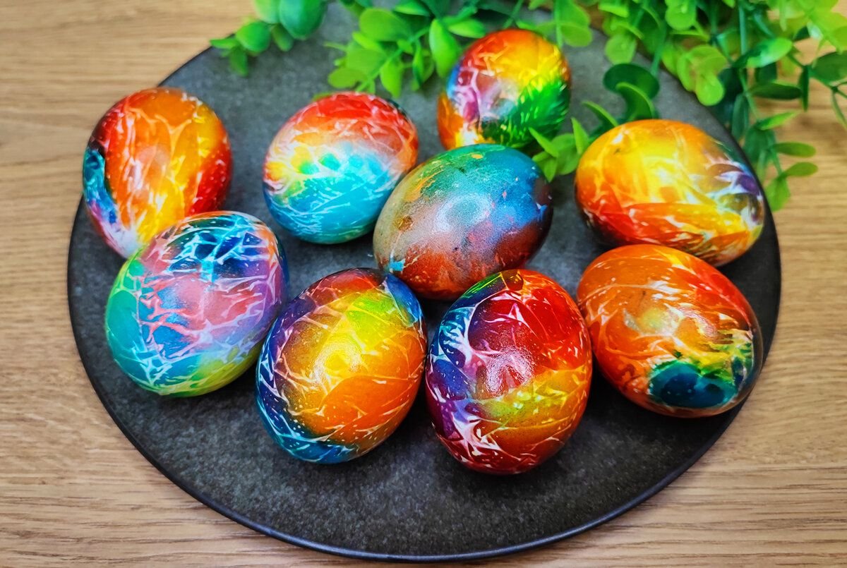 Как красить яйца пищевым красителем. Необычное окрашивание яиц. Красим яйца пищевыми красителями. Яйцо Пасха. Крашеные пасхальные яйца.