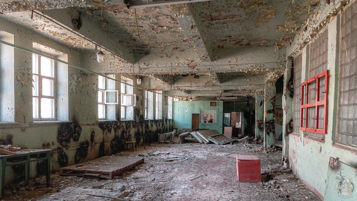Заброшенный завод. Советский завод снаружи. Почему закрыли заводы. Заброшенный завод территория. Заброшка завод россия.