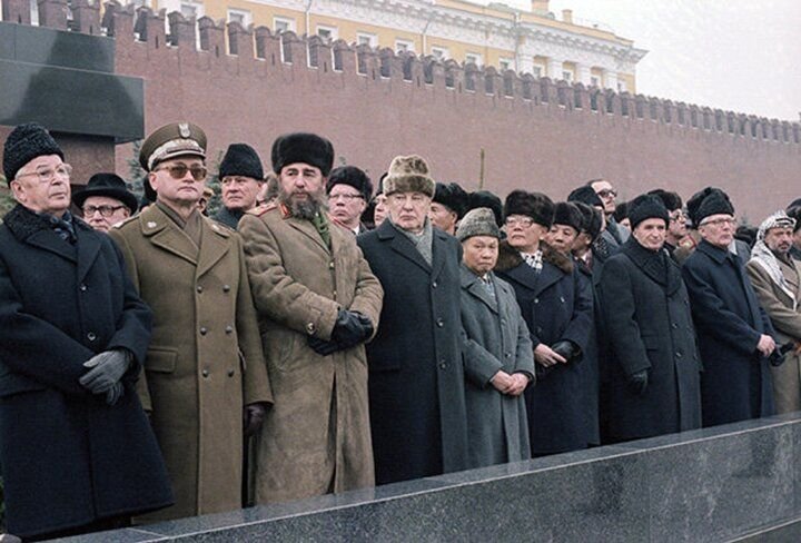 Брежнев идет. Похороны Брежнева 1982. Брежнев 1982 похороны.