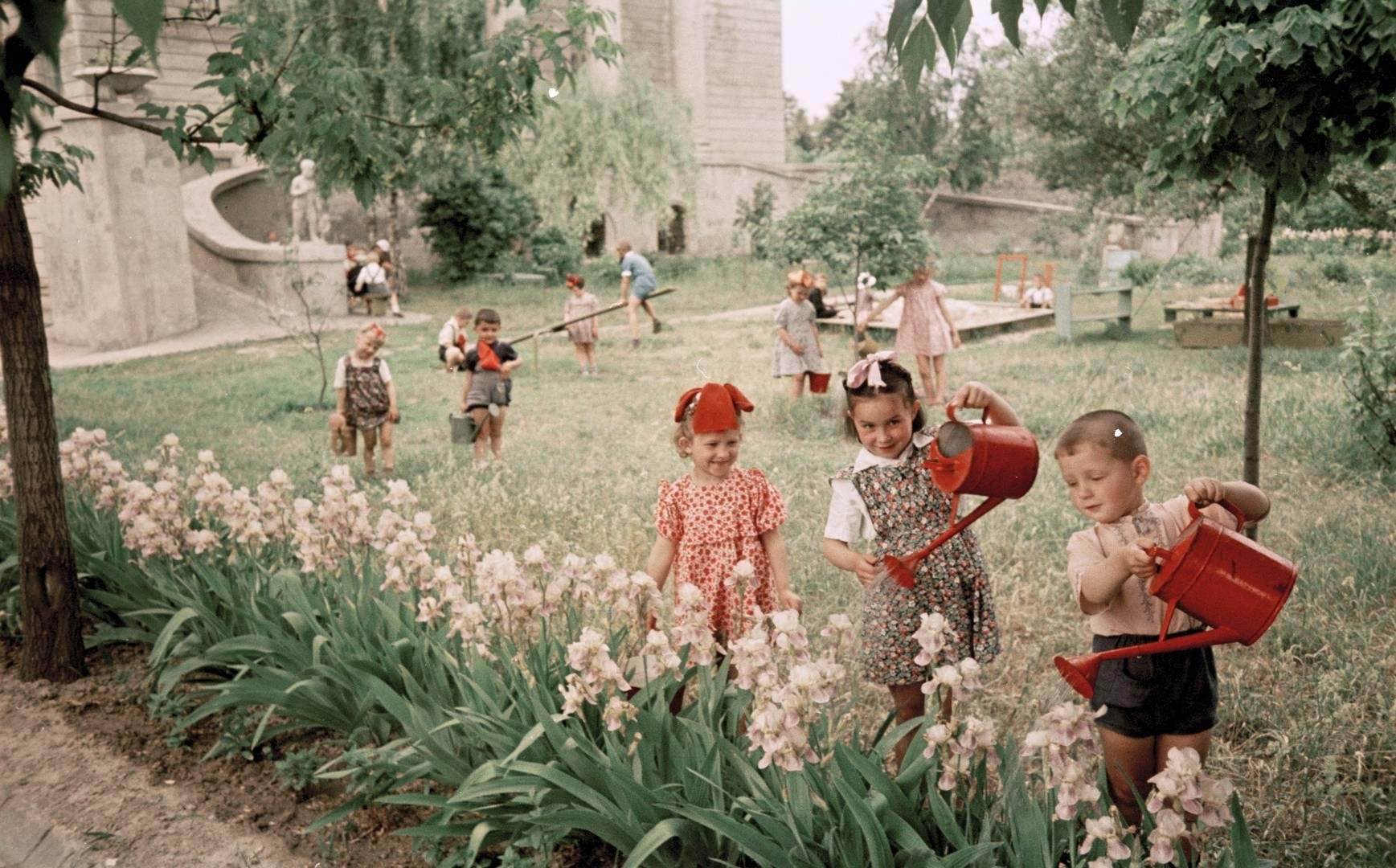 Детей во время создания. Фотограф семён Осипович Фридлянд. Фотограф семён Осипович Фридлянд дети. Советские дети в детском саду.