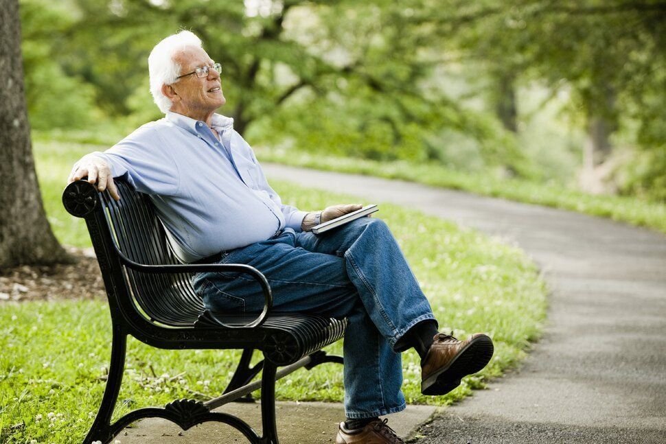 Человек на пенсии. Retired пенсионер. Пенсионер инвестор. Пенсионер мечтает. Жизнерадостный старичок.