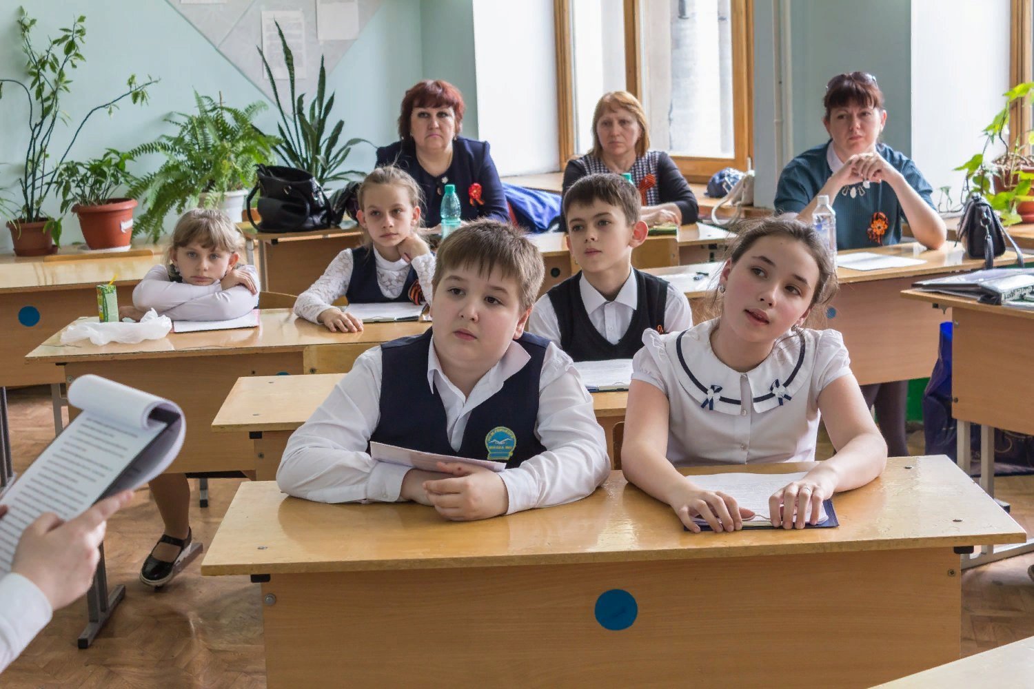 Выход школьника. Дети в школе. Школы Новосибирска. Школа России фото. Один в классе.