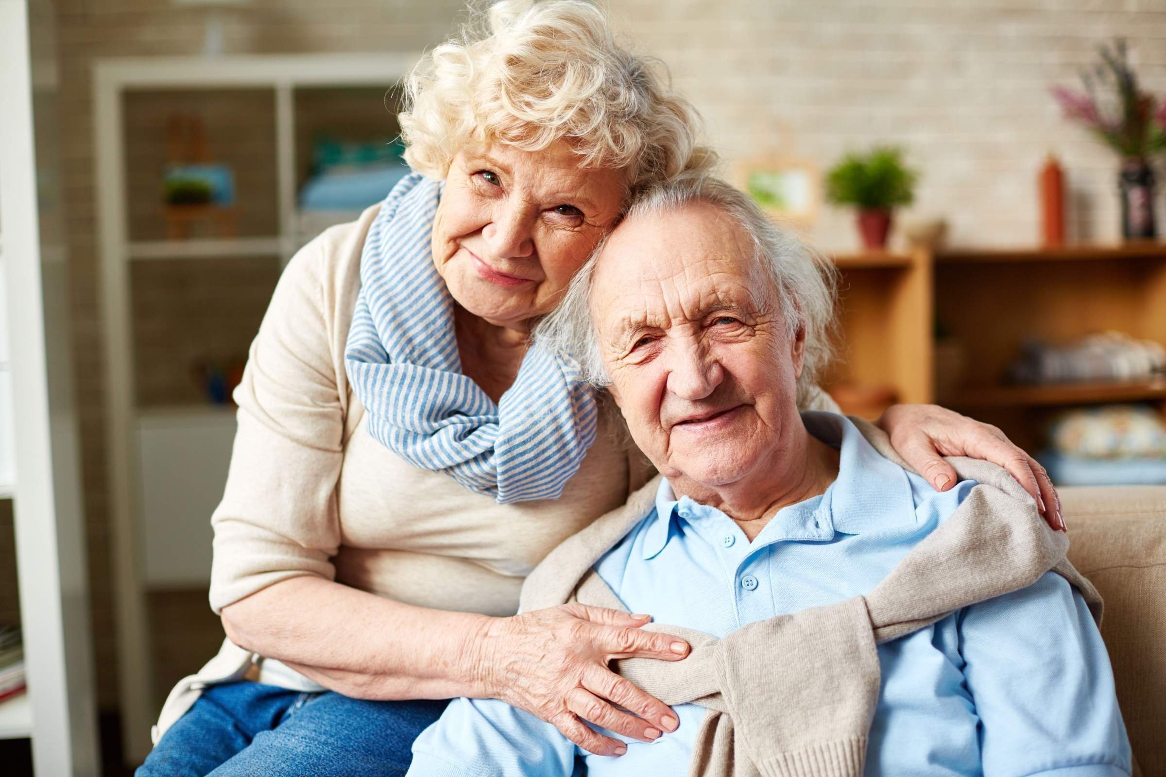 Пенсионеры сколько лет. Счастливые пенсионеры. Пожилые люди. Пожилой человек в квартире. Пара пожилых людей.
