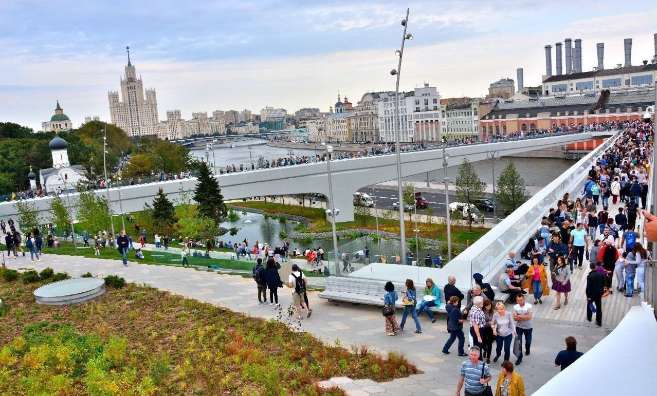 Прогулки по реке от парка зарядье. Парк Зарядье. Парк Зарядье в Москве. Красная площадь парк Зарядье. Парк Зарядье 13.