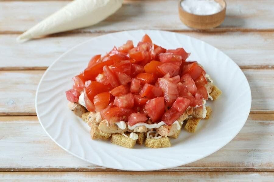 Салат с копченой курицей сыром и помидорами. Салат с сухариками и копченой курицей и помидорами. Салат с копчёной курицей помидорами и сыром и сухариками. Салат с копченой курицей и помидорами. Салат помидоры сыр сухарики.