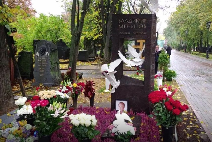 дядя митя любовь и голуби. владимир меньшов могила. любовь и голуби фильм 1984 кадры. владимир меньшов памятник на могиле голуби. любовь и голуби.