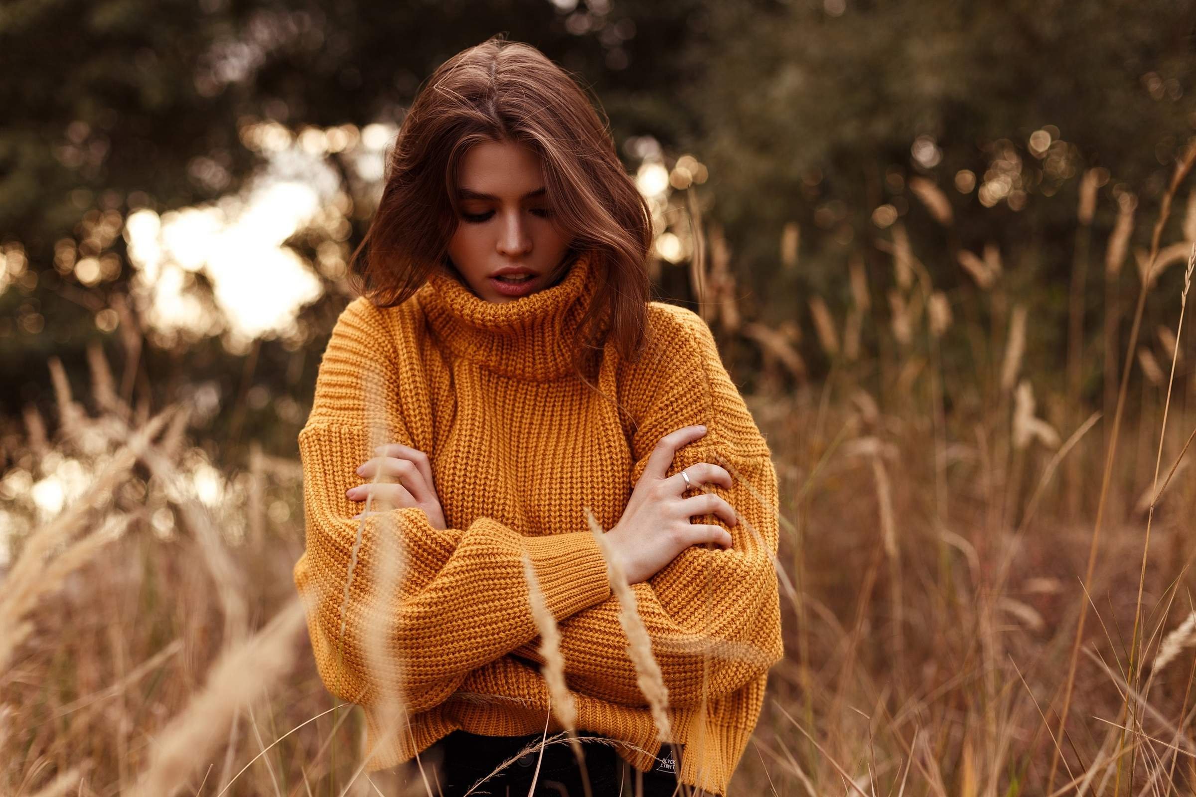 Девушка в мужском свитере