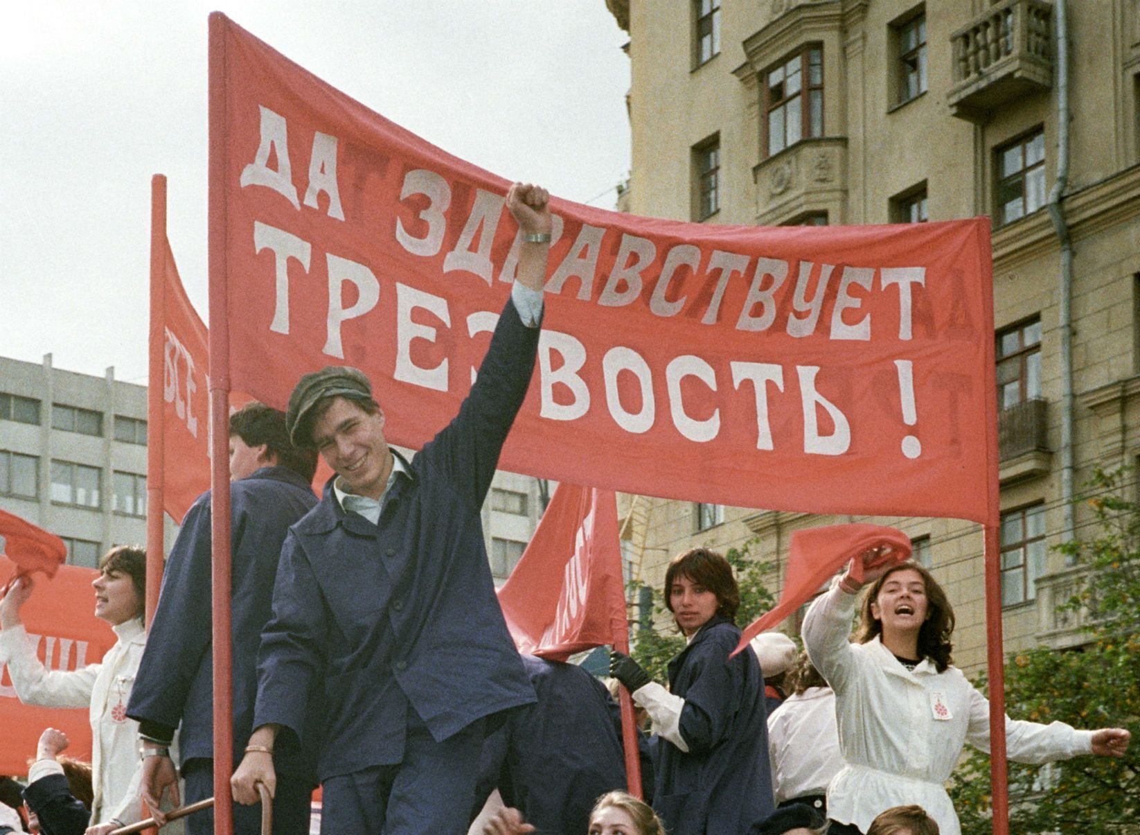 Сухой ссср. Антиалкогольная кампания в СССР 1985. Горбачев антиалкогольная кампания. Антиалкогольная кампания в СССР Горбачев. Сухой закон в СССР.