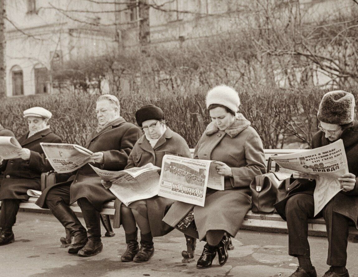 Советские пенсии. Пенсионеры СССР. Пенсия в СССР. Чтение в Советском Союзе. Очередь за книгами в СССР.