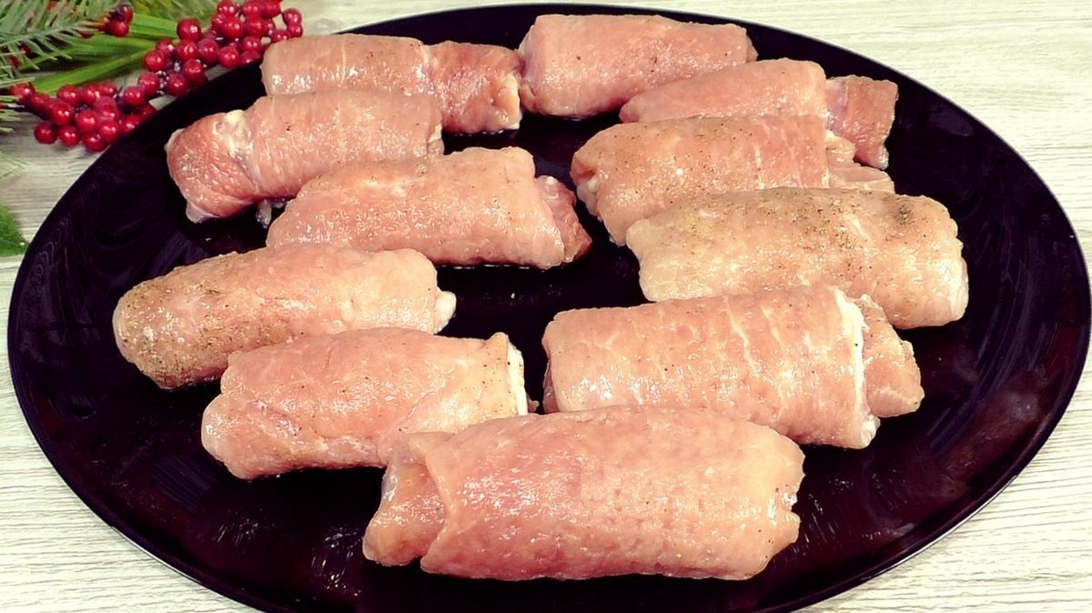 мясные пальчики из свинины с салом. крученики млинцы. пальчики из свинины с начинкой. мясные пальчики из свинины. пальчики из свинины с салом.