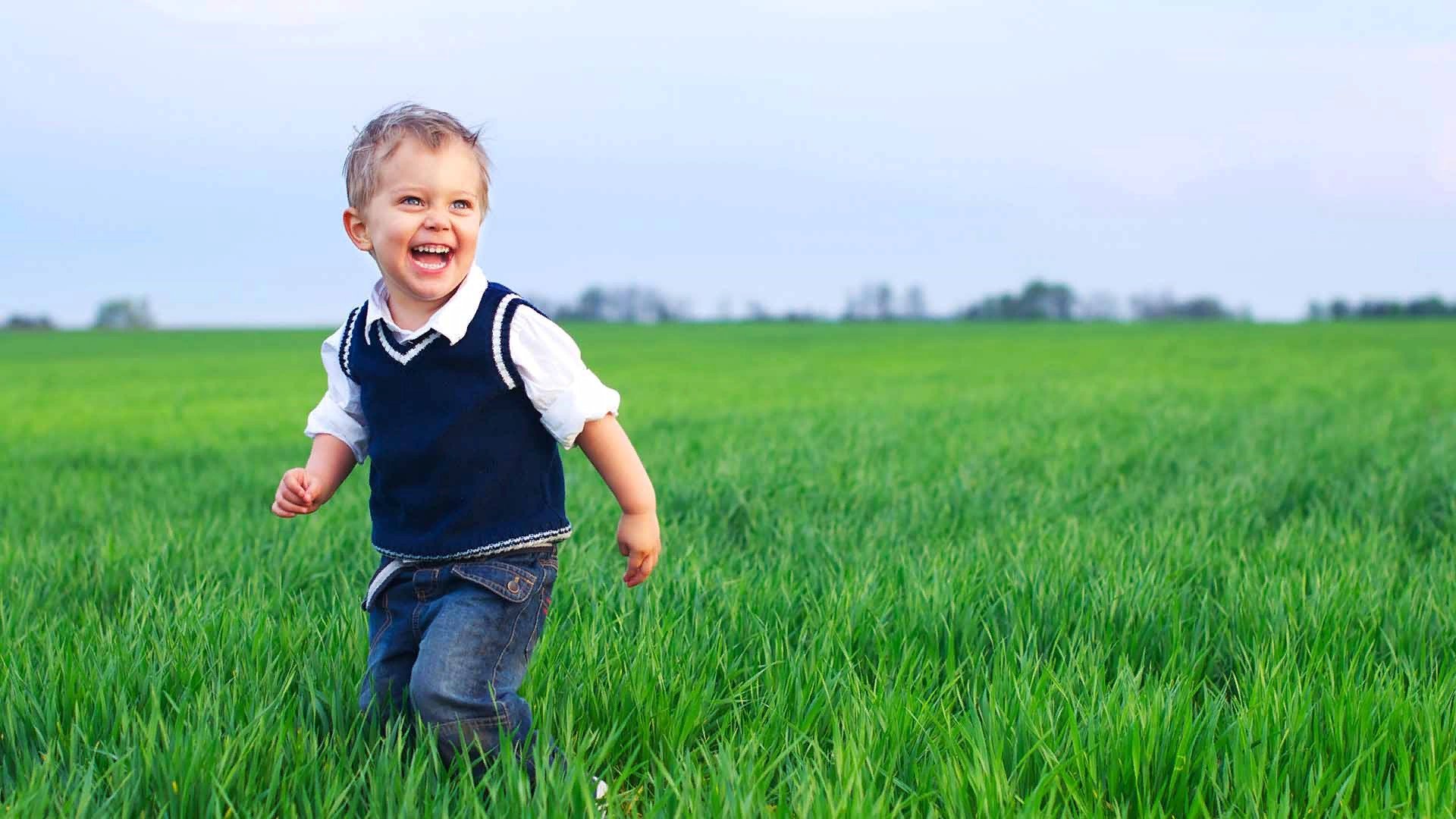 3 года надо. 3 Года мальчику. 3 Летний ребенок. Зеленый фон для мальчика. Мальчик для детей 3-4 лет.