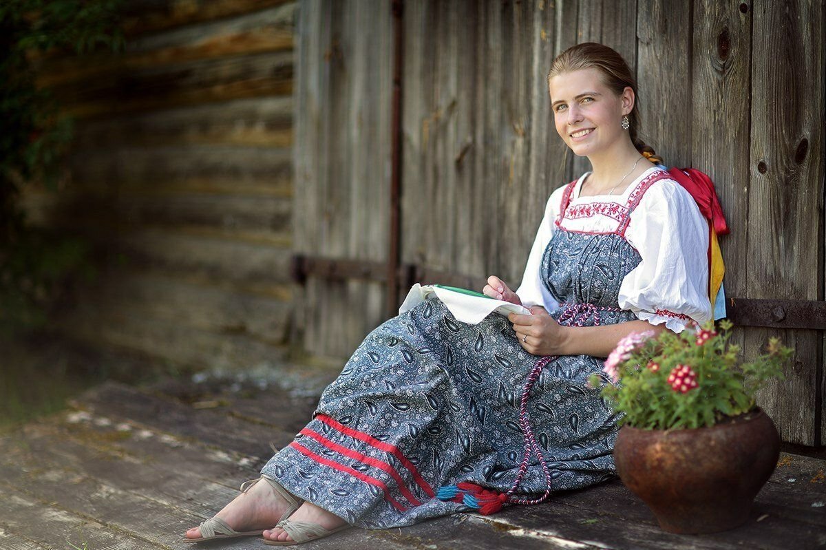 Russian traditional. Мария Попова Петровские смотрины. Девушка в русском народном костюме. Деревенские девушки. Девушка в народном сарафане.