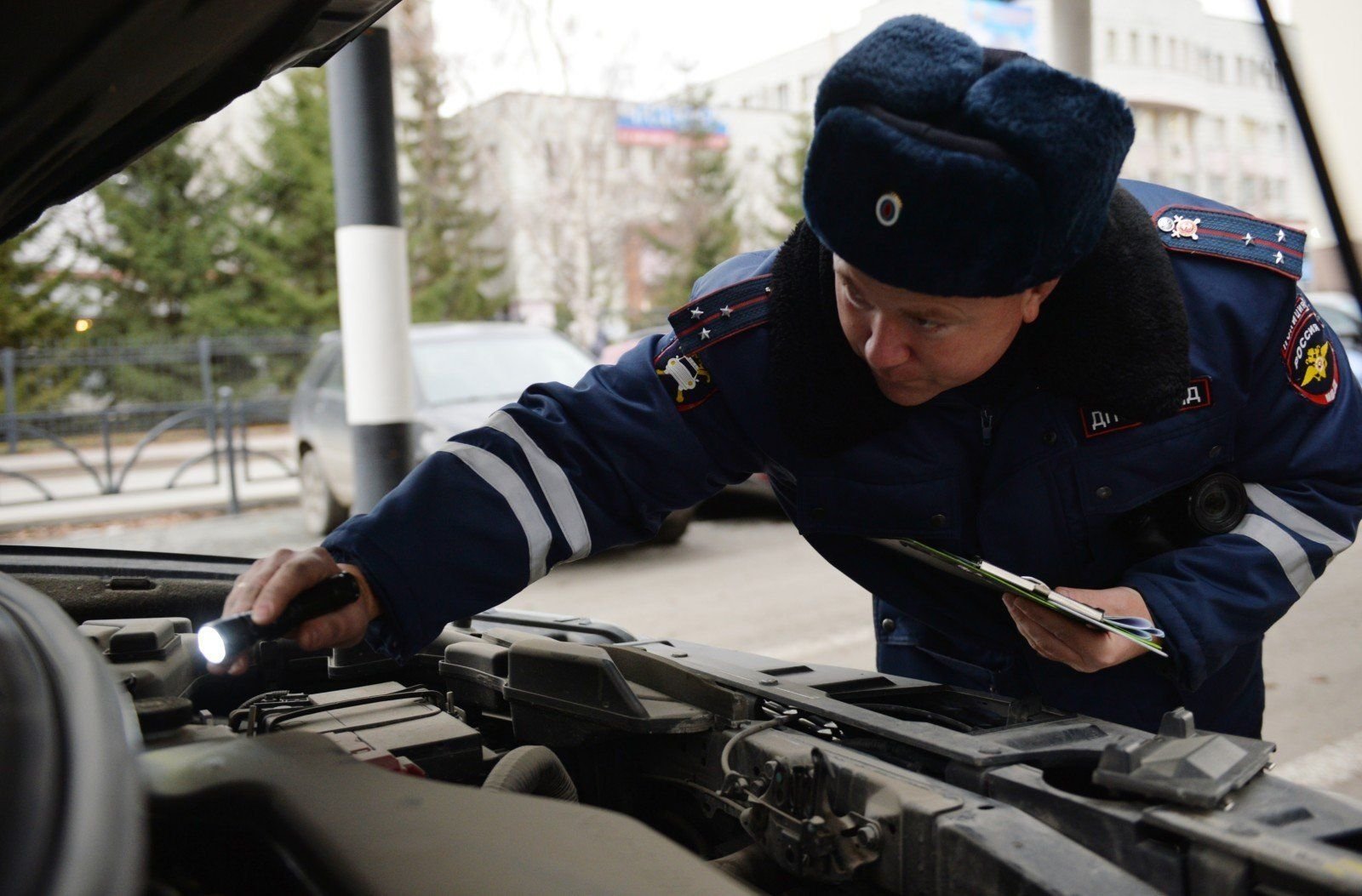 Осмотр полиция. Осмотр транспортного средства. Осмотр автомобиля в ГИБДД. Техосмотр ГИБДД. ДПС осматривает автомобиль.