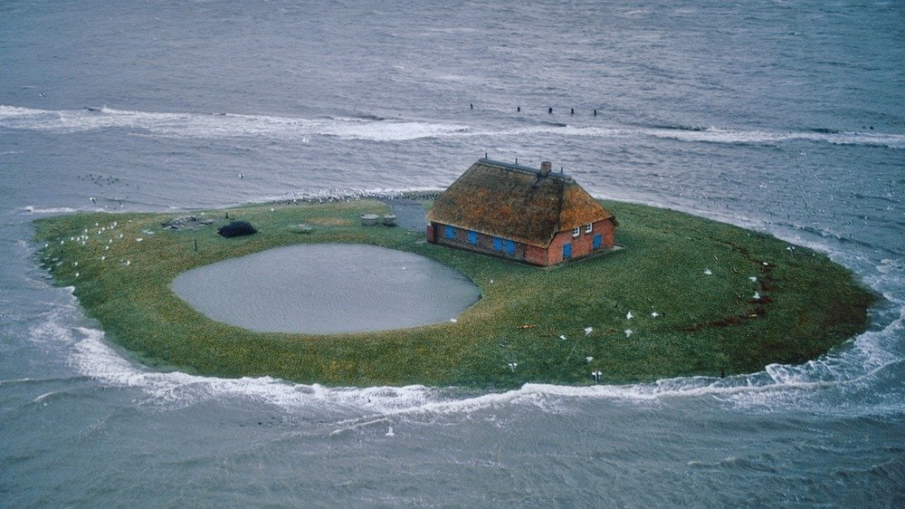 Самое маленькое море. Маленький остров Халлиген (Дания). Один из островов группы Халлиген (Дания). Остров морс Дания. Одинокий домик на острове.