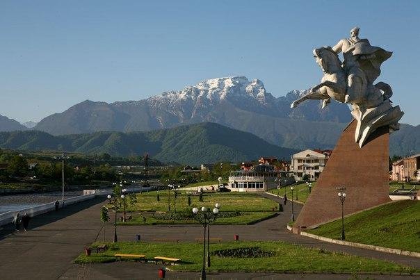 В самых лучших дружеских отношениях лесть и похвала необходимы как подмазка схема