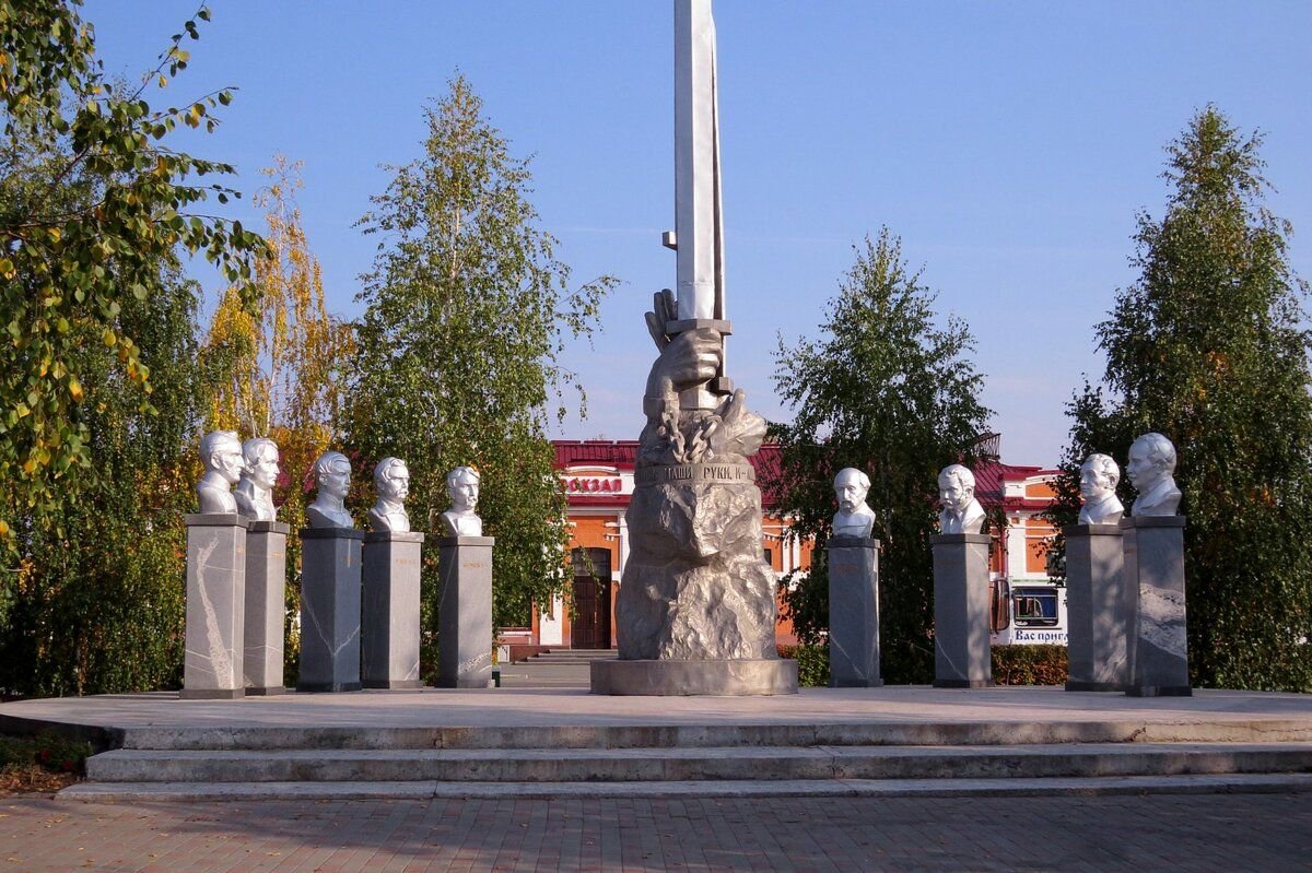 Декабристы из ялуторовска. Памятник декабристам в ялуторовске. Дом музей декабристов в ялуторовске. Декабристы сосланные в ялуторовск. Муравьева - апостола ялуторовске.