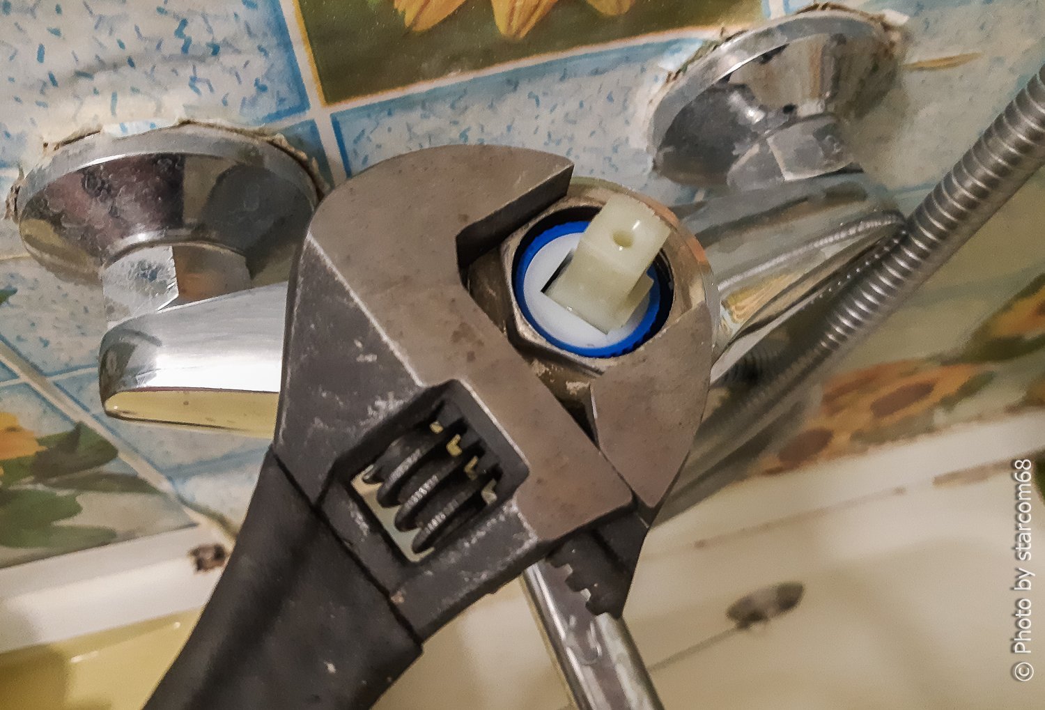 Ремонт шаровых смесителей. Инструмент для ремонта смесителей. Закручивать гайки. Смеситель для ванны не перекрывает воду. Гайка для закручивания крана ванной.