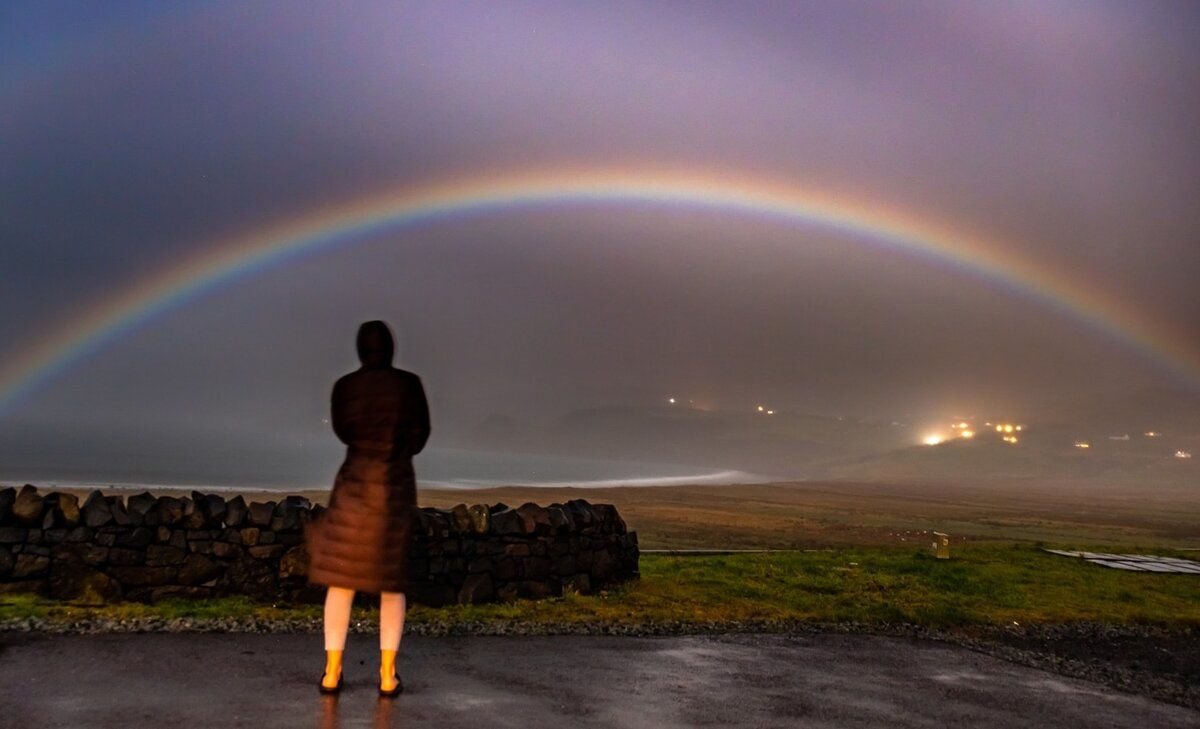 радуга рядом с человеком. дождь для радуги. радуга в человеческом мире. увидеть радугу примета. если хочешь увидеть радугу надо переждать дождь.