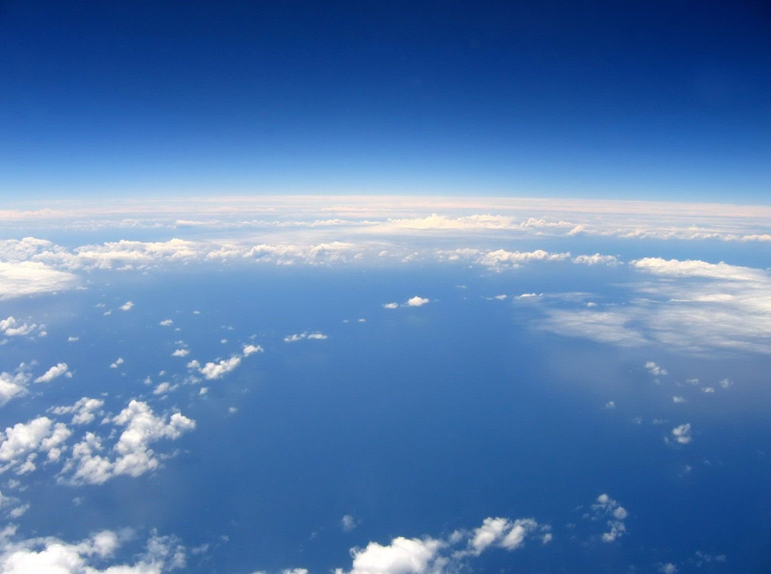 Трава и небо. Линия горизонта. Линия горизонта окружающий мир. Природа небо. Красивые облака.