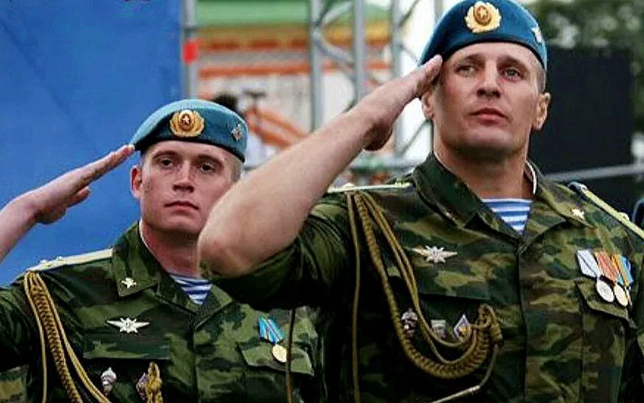 шойгу сергей кужугетович в парадной форме. отдать честь. воинское приветствие. принц гарри военный. военный офицер.