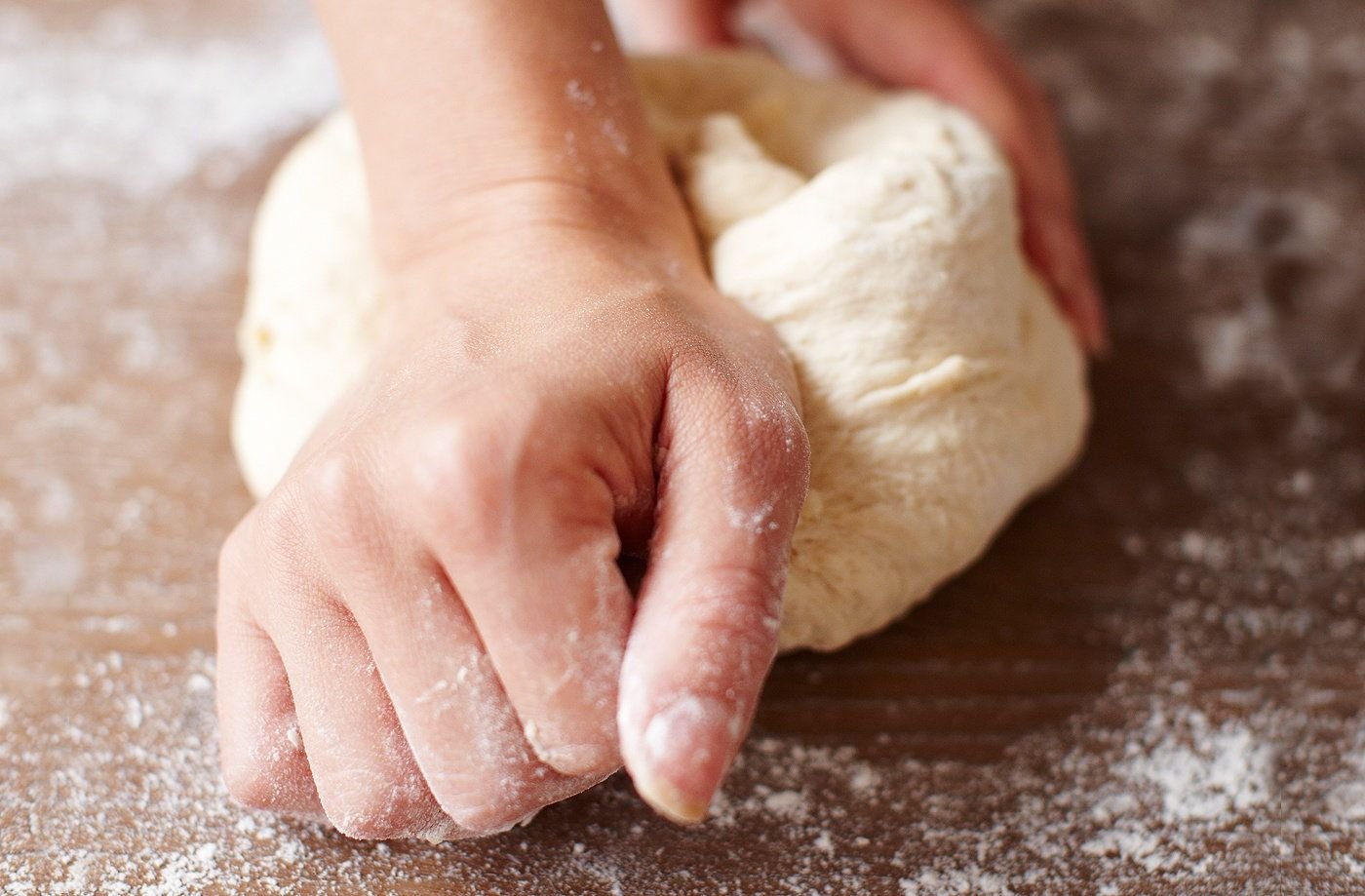 Картинка теста. Месить. Готовка хлеб мука соль. Knead the Dough. Замес теста фото.