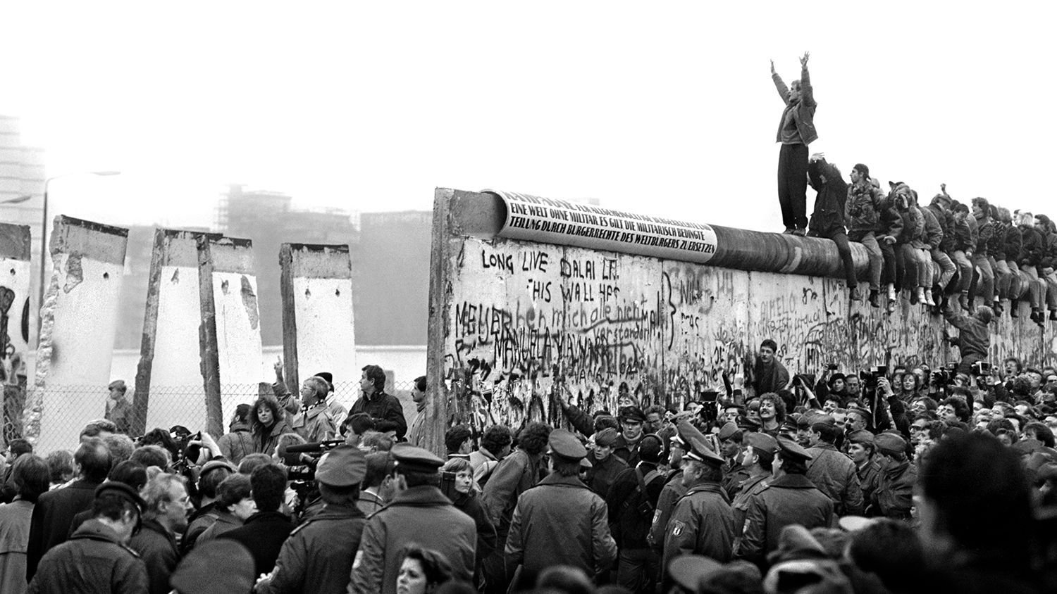 В каком году рухнула берлинская стена год. Крушение Берлинской стены 1989. Падение Берлинской стены 1989 г. 9 Ноября 1989 Берлинская стена. 1989 Германская стена.