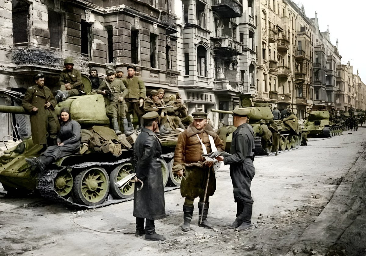 Войска в берлине. Штурм Берлина 1945. Красная армия в Берлине 1945. Победа Берлин 1945.