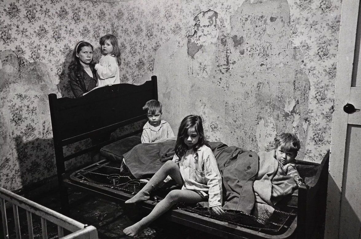 Как жить в 20 веке. Англия 60х годов трущобы. Ник Хеджес фотограф британский. СССР В 70е нищета. Бедные в Британии в 1960-е.