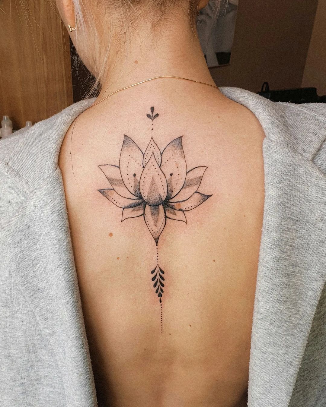 татуировка лотос на спине для девушек значение