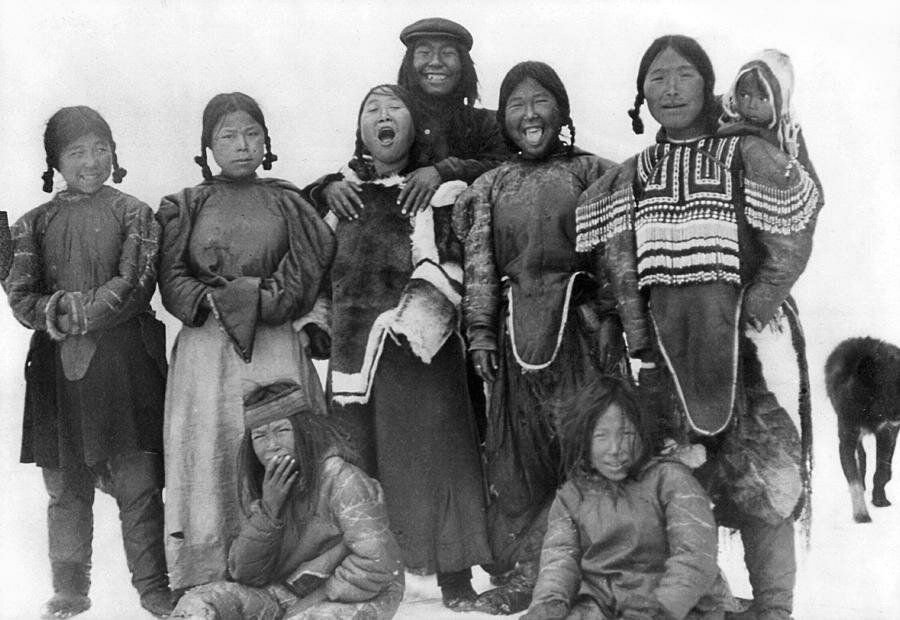 Коренное население северной америки эскимосы и индейцы. Эскимосы инуиты. Аляска индейцы Эскимосы алеуты. Инуиты — Канадские Эскимосы. Аляска Эскимосы население.
