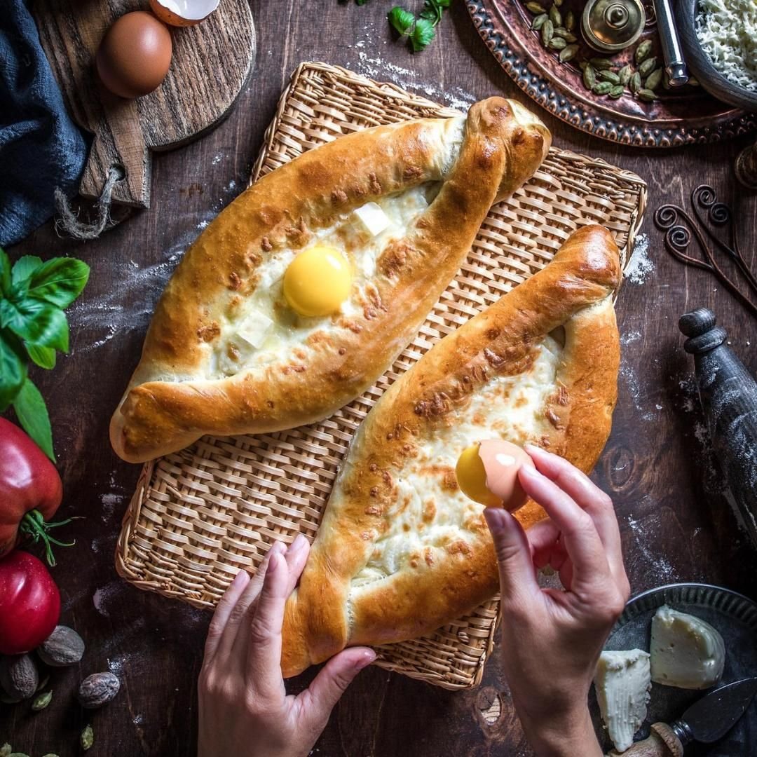 Хачапури по аджарски фото. Хачапури по-аджарски. Adjarian Khachapuri. Хачапури аджарски. Хачапури по аджарски и пиде.