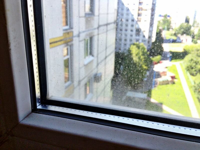 The windows are dirty. Грязное окно. Грязное пластиковое окно. Мутное окно. Пластиковые окна мутные.