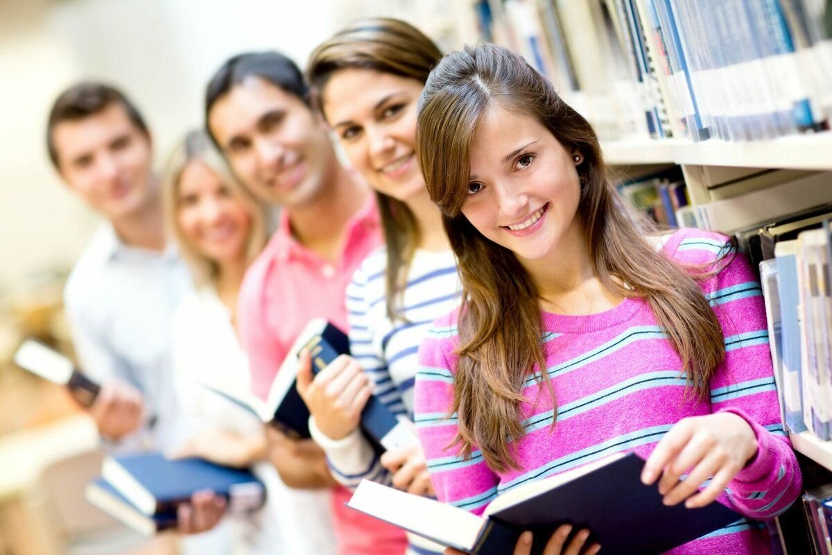 студенты в вузе. поступление в вуз. абитуриенты колледжа. выбор абитуриента. выбор абитуриента.