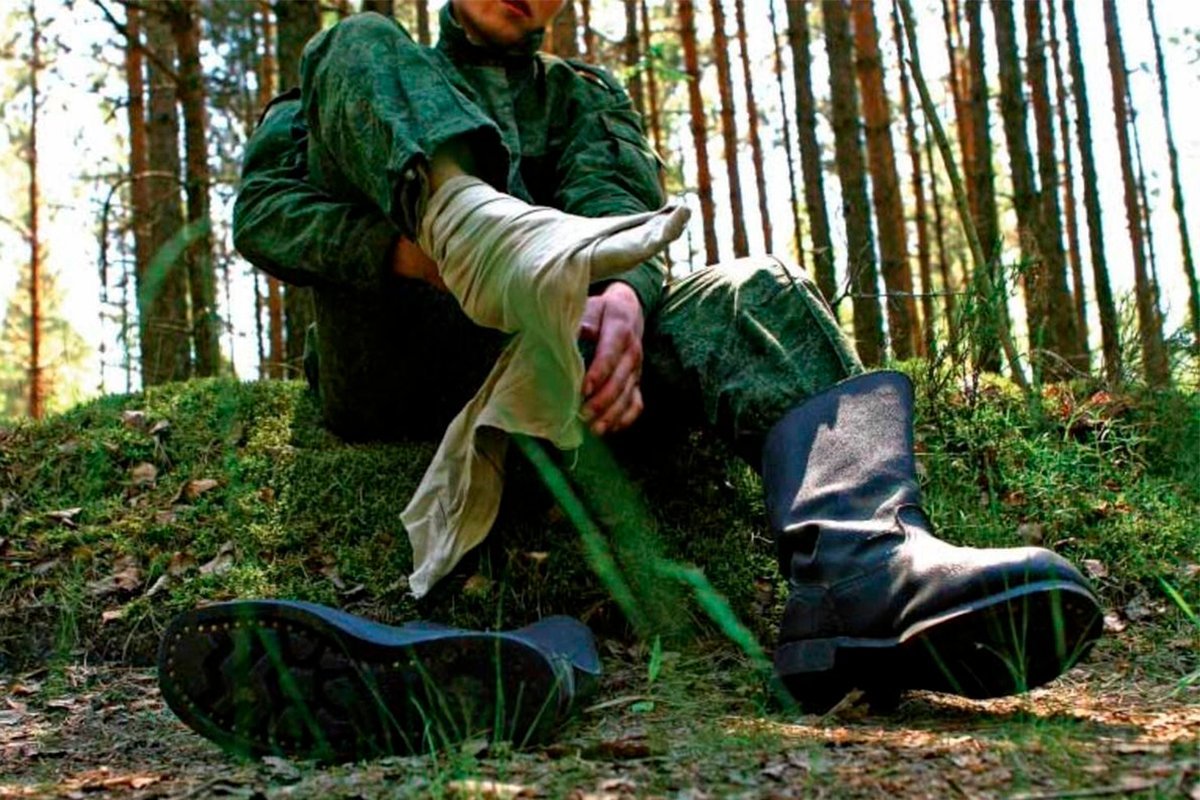 Вел аскетичный образ жизни военного. Портянки в Советской армии. Портянки и носки в Советской армии. Сапоги и портянки в армии СССР. Солдат в кирзовых сапогах.