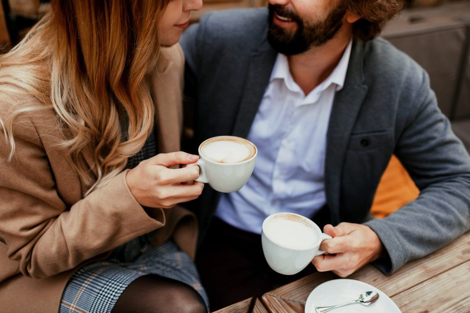 Отзывы люди кофе. Пара пьет кофе. Девушка рекламирует кофе. Couple sitting in a Cafe and drinking Coffee. Кофе 2 августа.