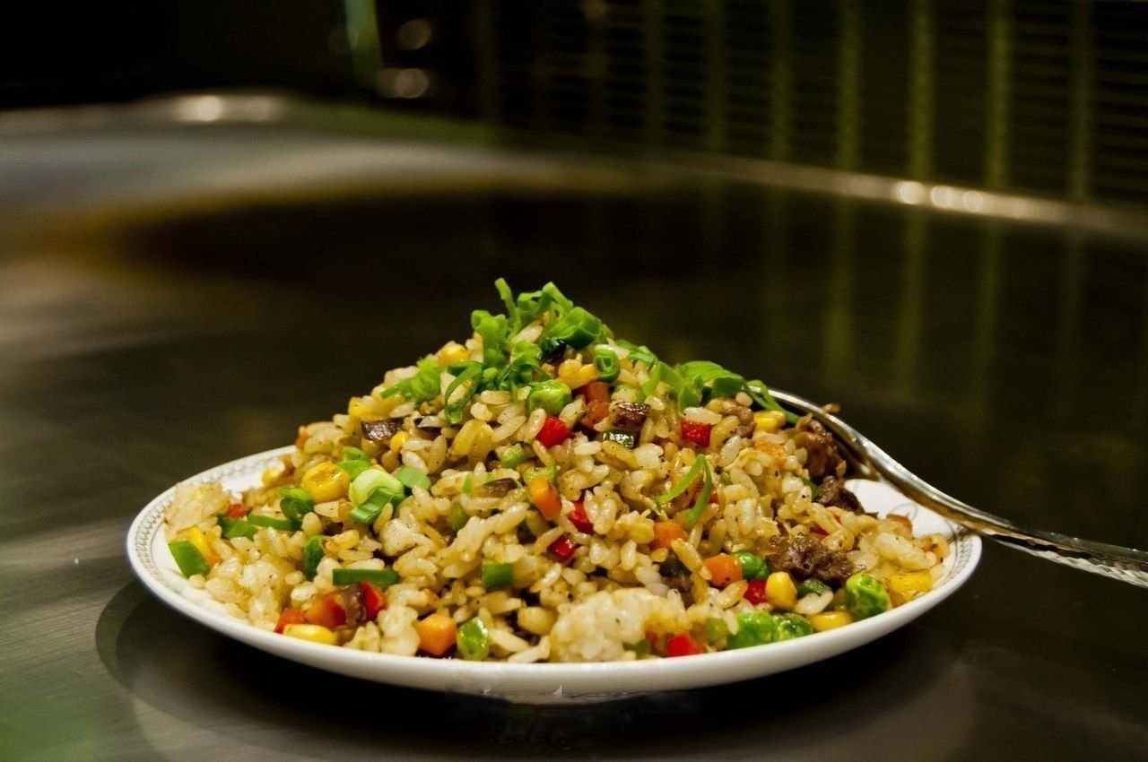 Боул с рисом. Какие блюда можно приготовить из риса. Креветочные крокеты. Фрайд райс с яйцом и овощами. Блюда с гарниром из риса.