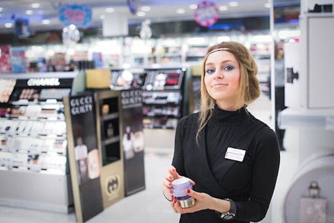 Продавец консультант золотое яблоко. Золотое яблоко вакансии. Сотрудники магазина косметики. Татьяна домничева золотое яблоко. Золотое яблоко форма сотрудников.