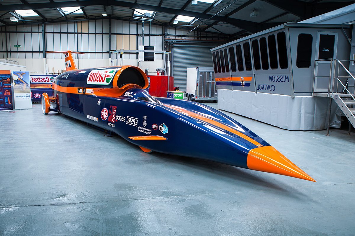 Сверхзвуковая скорость км. Машина Bloodhound SSC. Сверхзвуковой автомобиль Bloodhound SSC. Bloodhound SSC 1609 км.ч. Бладхаунд ССЦ.