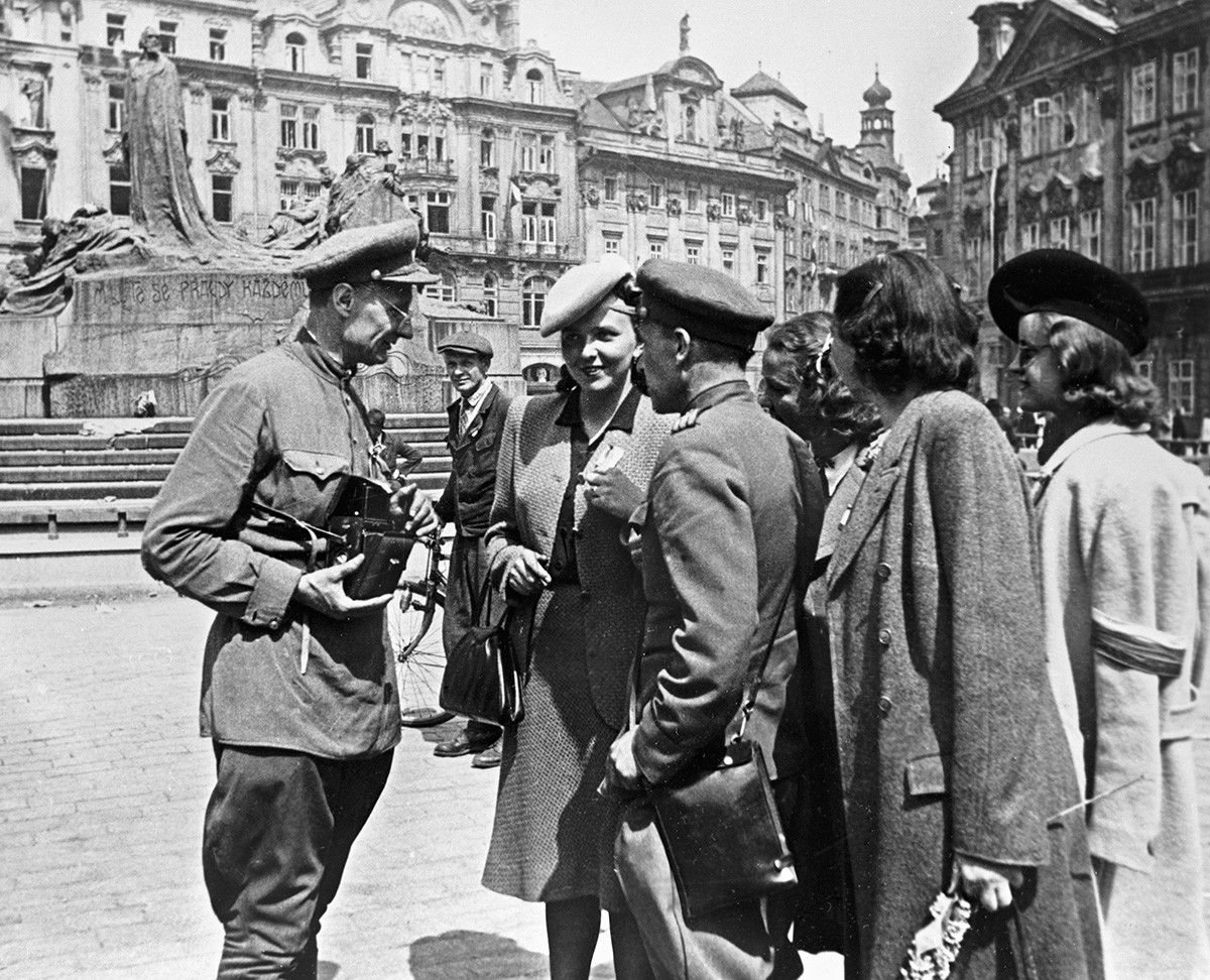 Освобождение чехословакии. Советские солдаты в Праге 1945. Освобождение Праги советскими войсками. Встреча советских войск в Праге 1945. Освобождение Праги 1945.