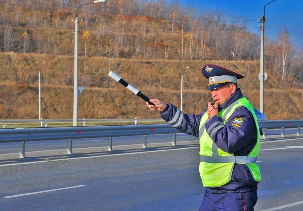 Зачем гаишники приклеивают монету к жезлу