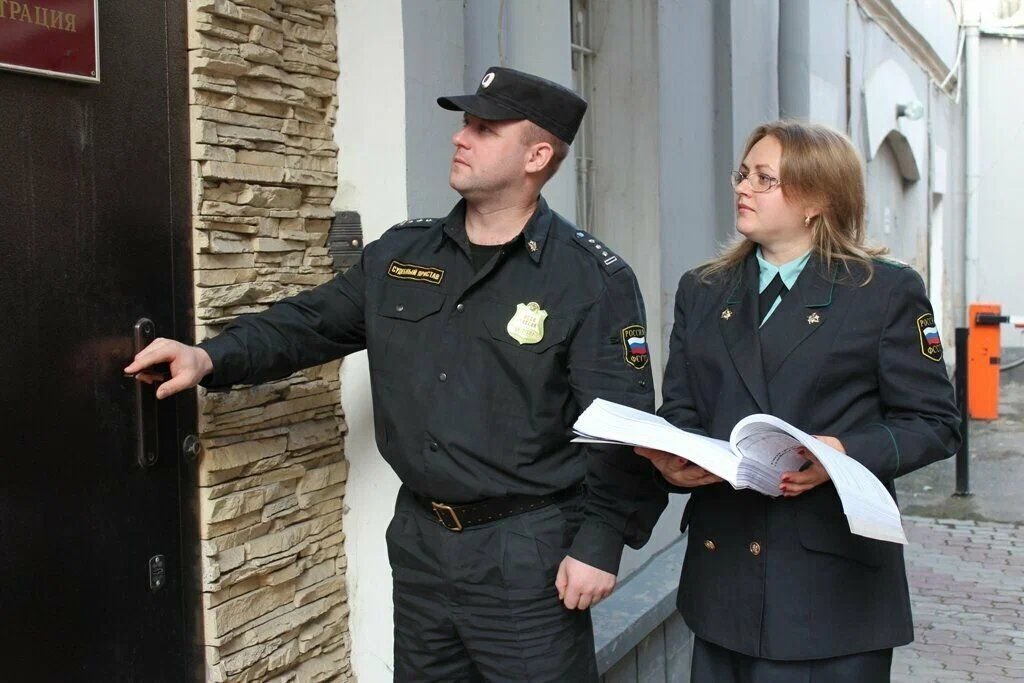 приставы и должники. досмотр женщин в полиции. приставы в квартире. фссп арест имущества. пристав исполнитель.