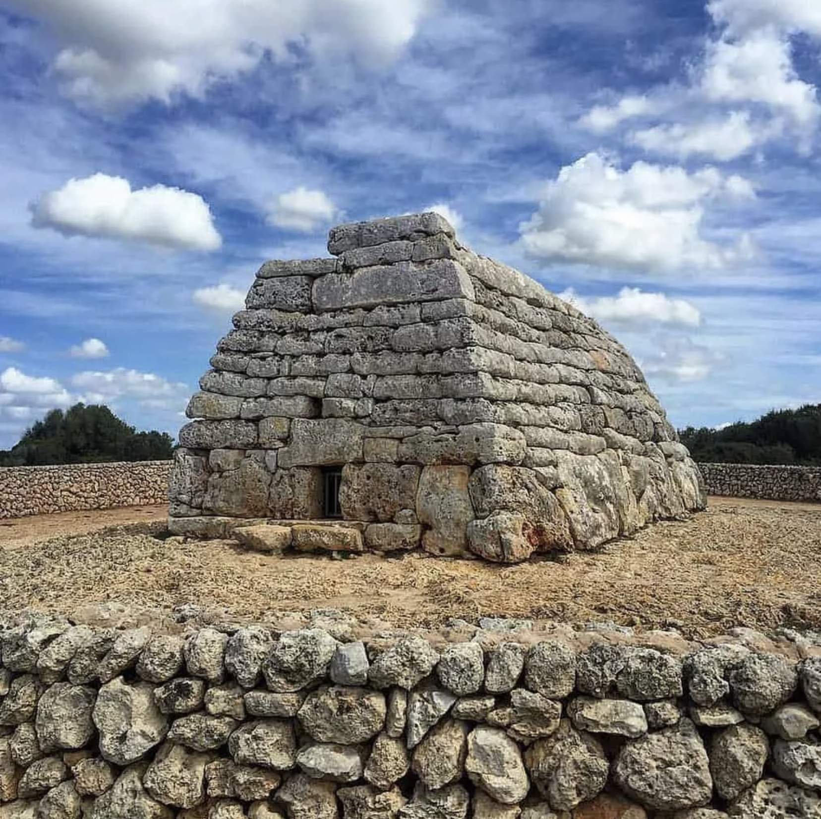 Какое сооружение самое древнее. Древний мегалитический комплекс гёбекли-тепе. * стоунхендж, графство уилтшир, великобритания. Мегалитические сооружения стоунхендж. Гобекли-тепе в турции.