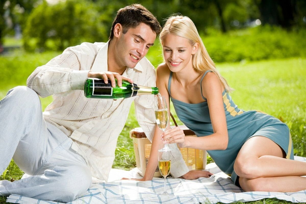 Муж часто пьет. Мужчина и женщина на природе. Мужчина на природе. Романтичный пикник на природе. Мужчина и женщина пьют вино.