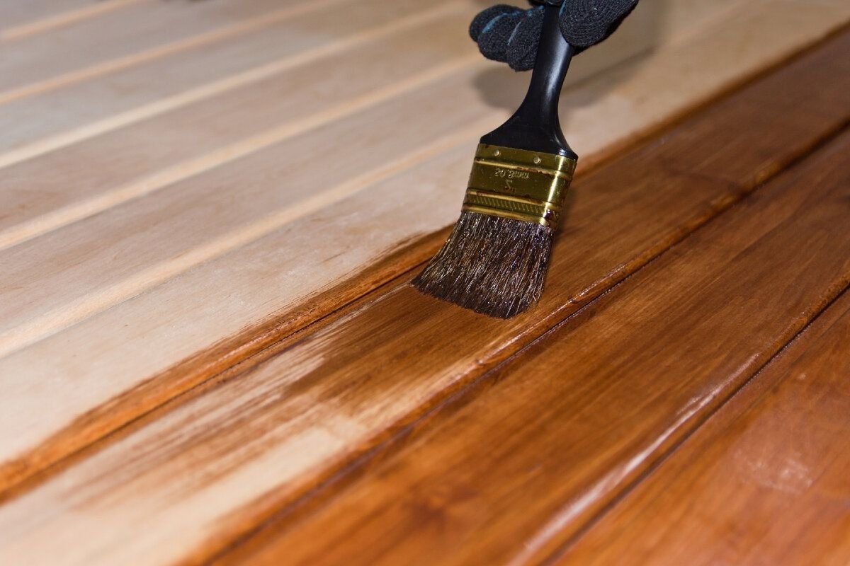 Brushing wood. нанесение антисептика на древесину. полирование дерева. брашированная древесина. матовая поверхность дерева.