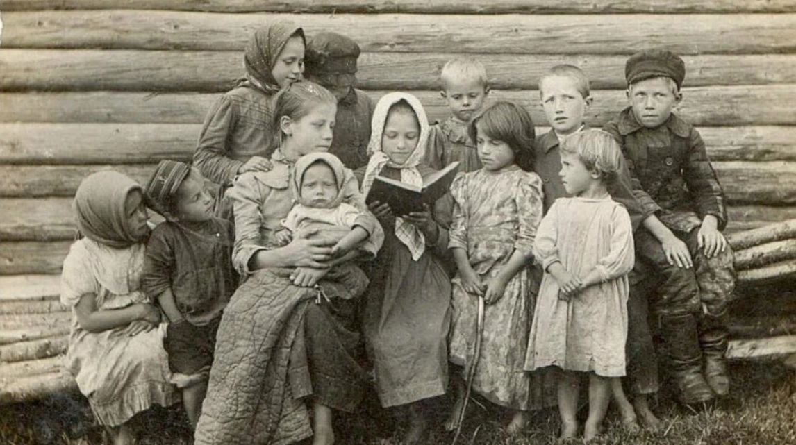 родители и двое детей. эмиль бэренцен семейный портрет. благородные родители. благородные родители. семья с родителями.